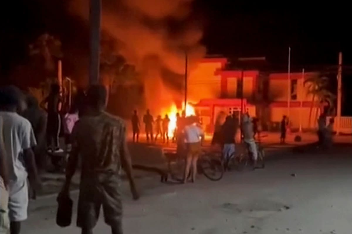 Captura de un video publicado en redes que muestra el incendio en una sede del Partido Comunista en Morón, Cuba