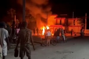 Captura de un video publicado en redes que muestra el incendio en una sede del Partido Comunista en Morón, Cuba