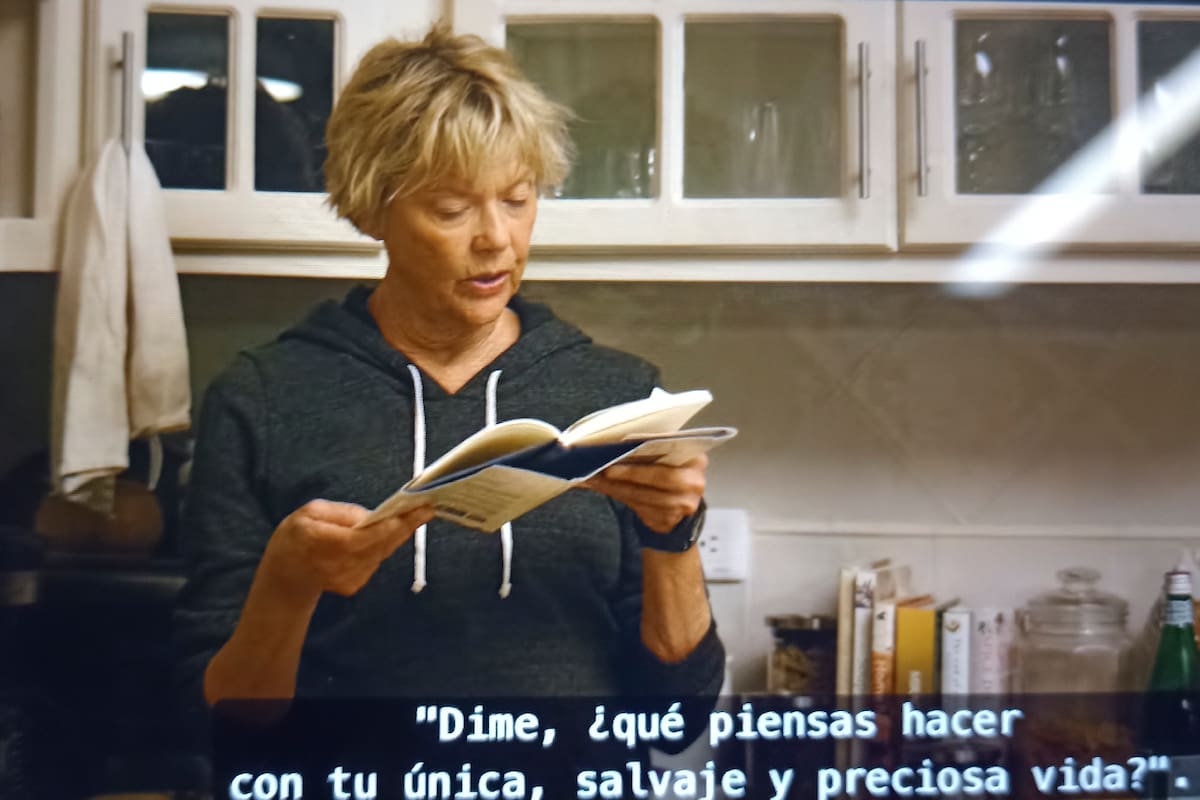 Captura de una escena de "Nyad": Annette Bening lee a Mary Oliver