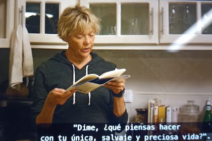 Captura de una escena de "Nyad":  Annette Bening lee a Mary Oliver