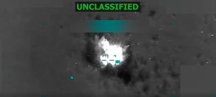 Captura de uno de los videos que muestran el impacto de un proyectil sobre una embarcación sospechada de traficar drogas ilegales