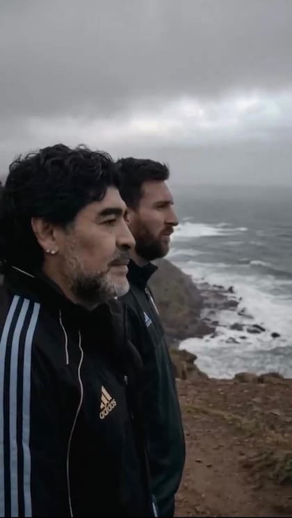 Captura de uno de los videos virales donde, con IA, se genera el "encuentro" entre Messi y Maradona