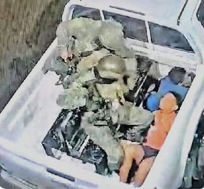 Captura de video de las cámaras de vigilancia en el que se ve a los uniformados deteniendo a dos de los menores