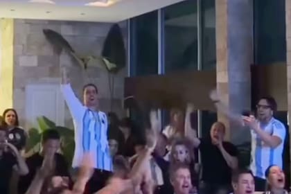 Captura de video de Martín Insaurralde alentando a la Selección Argentina en la casa del ex de Flopy Tesouro