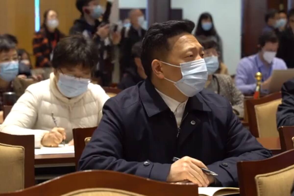 Captura de video de un programa del canal estatal chino CGTV sobre las escuelas de adoctrinamiento