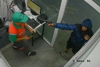 Captura de video del asesinato del playero en Rosario