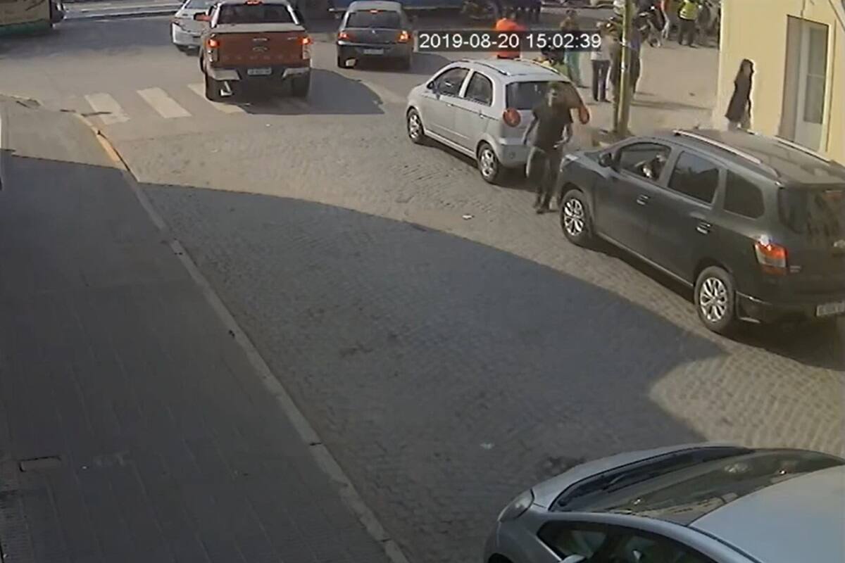 Captura de video del instante posterior a la muerte de Marcos Rouges