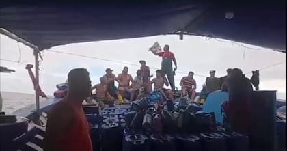Captura de video en el que se aprecia a la tripulación del Don Maca antes de ser atacada.