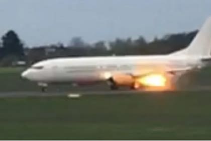 Captura del momento en que se prendió fuego la turbina del avión que trasladaba al Arsenal