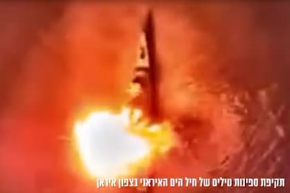Captura del video difundido por las fuerzas armadas israelíes: un misil pega en una corbeta iraní