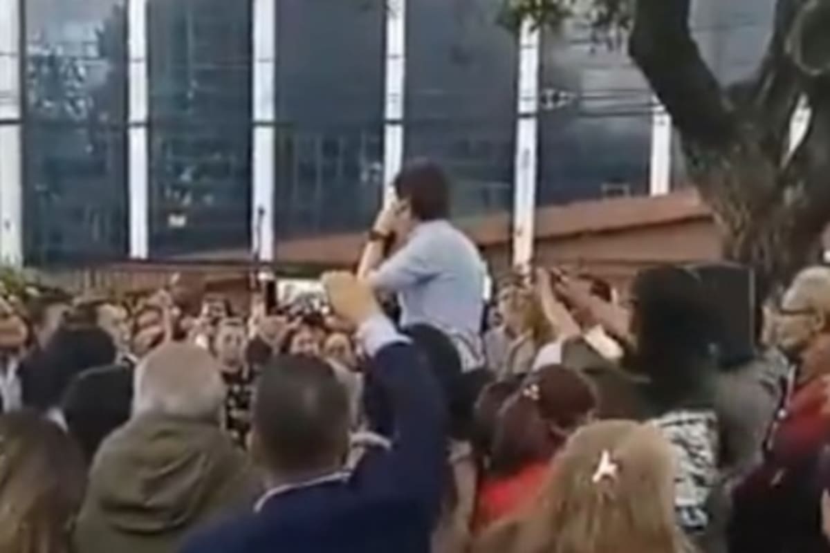 Captura del video en el que se ve como el sicario se acerca al senador Uribe