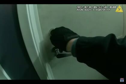 Captura del video liberado por la Policía del Minneapolis del allanamiento en el que resultó muerto Amir Locke.
