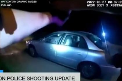Captura del video policial que muestra el momento en que ocho agentes dispararon decenas de veces contra Jayland Walker.