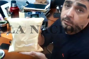 Captura del video que grabó Juan Pablo Beacon mientras contaba US$115.600: los billetes los guardó en un paquete de papel madera