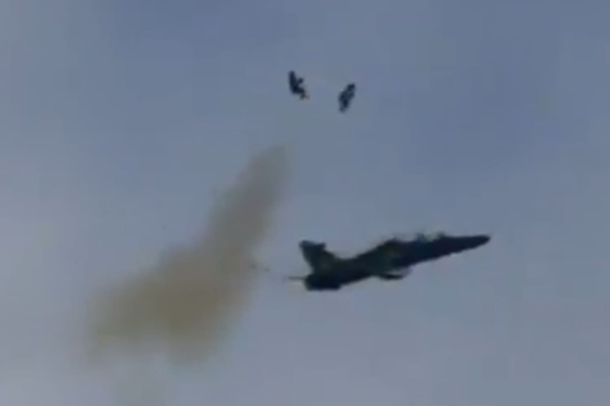 Captura del video que muestra cómo dos pilotos británicos escapan de un avión instantes antes de que explote en Gales
