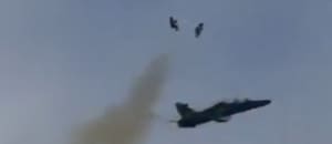 El momento exacto en el que dos pilotos británicos se eyectan antes de que su avión se estrelle y explote