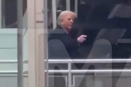 Captura del video que publicó TMZ, en el que se ve a Trump haciendo un gesto obsceno