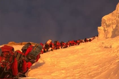 Captura del vídeo subido por el alpinista de la etnia sherpa Mingma G en Instagram, en el que se observa la cola de escaladores en el K2 el 22 de julio de 2022.