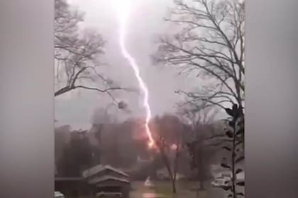 Capturan en vídeo un rayo cayendo sobre un árbol en medio de una tormenta eléctrica en Alabama