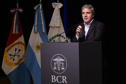 Caputo anunció que “a partir de junio van a estar en funcionamiento las obras de los 9000 kilómetros"