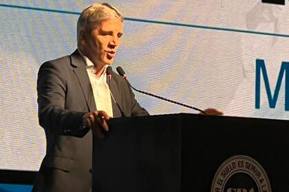 Caputo cargó otra vez contra gobernadores e intendentes y los acusó de subir el impuesto de ingresos brutos