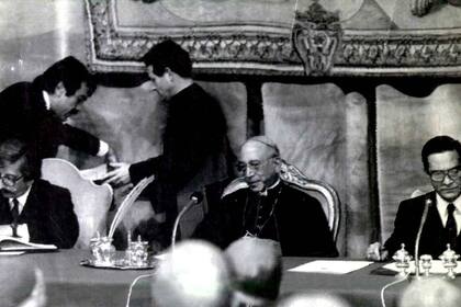 Caputo, Casaroli y Del Valle, durante la firma del tratado