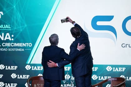 Caputo con el presidente del IEEF, Pablo Miedziak
