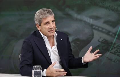 Caputo dijo que el Gobierno no va a emitir deuda en el mercado internacional y habló del dólar.