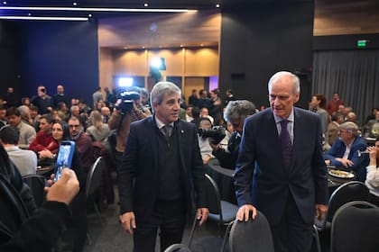Caputo ingresa a la reunión acompañado de Manuel Tagle, presidente de la Bolsa.