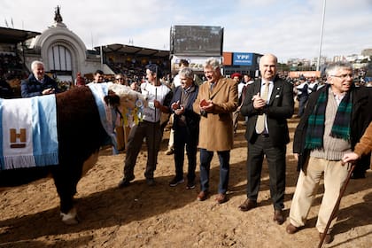 Caputo junto a Pino, Iraeta y Alejandro de la Tour d’Auvergne, presidente de la Asociación Argentina de Criadores de Hereford