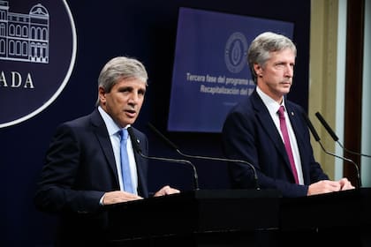 Caputo y Bausili señalaron en reiteradas oportunidades que durante sus dos años de gestión la compra de reservas fue récord, pero que la acumulación neta fue prácticamente nula debido a que las divisas se destinaron al pago en efectivo de vencimientos de deuda