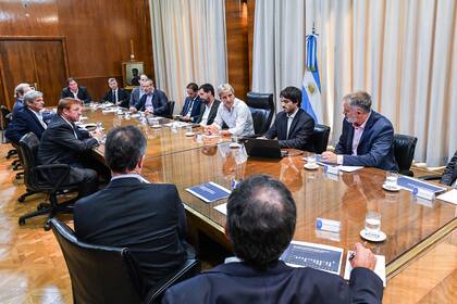 Caputo y Lavigne en la reunión con altos ejecutivos de las compañías de consumo masivo