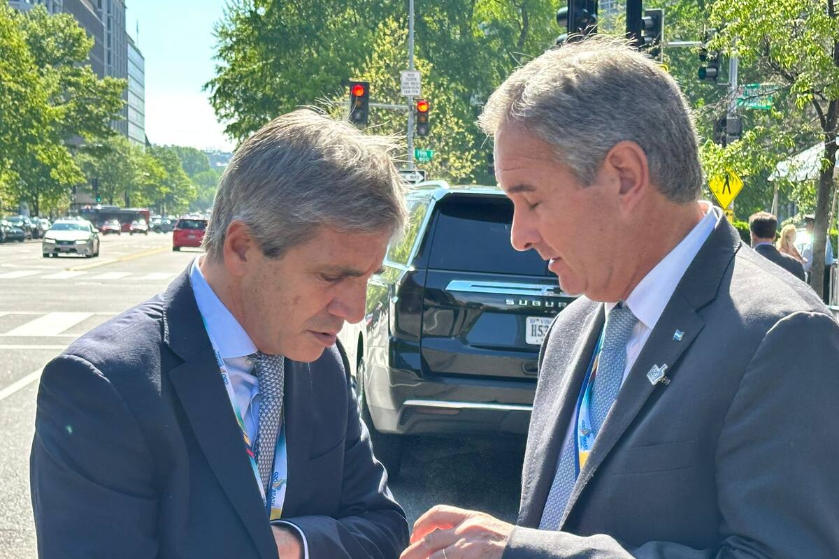 Caputo y Quirno, afuera de la sede del FMI
