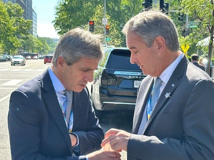 Caputo y Quirno, fuera de la sede del FMI durante un viaje a Washington.