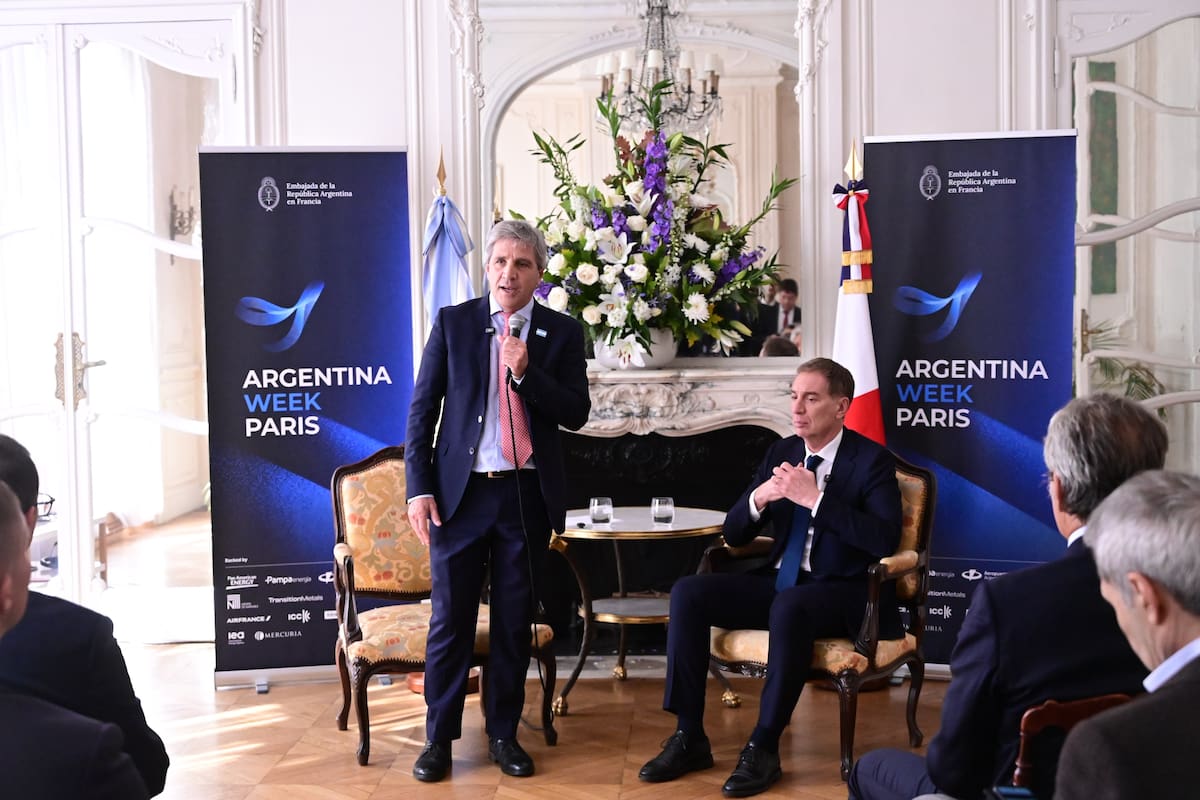 Caputo y Santilli en la embajada argentina en París