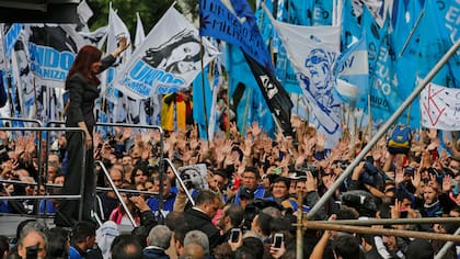Cristina Kirchner reapareció en la escena político con su paso por los tribunales de Comodoro Py