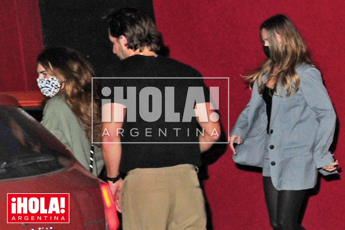 Cara está por subir a un auto a la salida de Patagonia Sur y, detrás de ella, Margot, seguidas por Jac Rhys Hopkins, inglés.