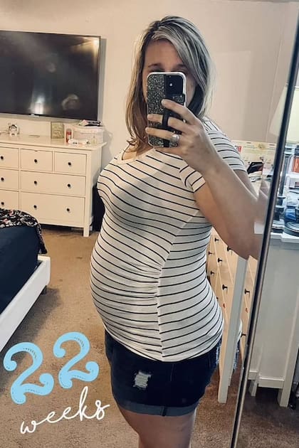 Cara Windhold exhibe con orgullo su embarazo de 22 semanas de los mellizos Colson y Cayden