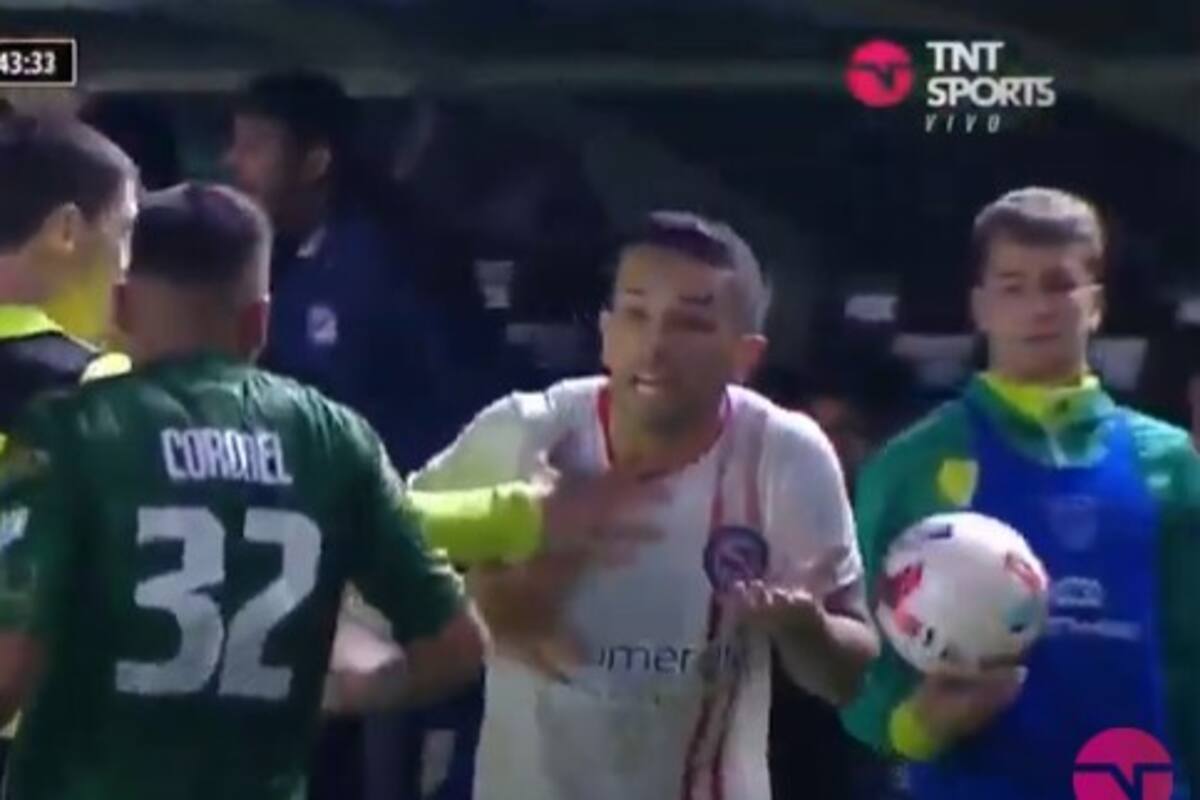 Carabajal, que venía de hacerle un golazo a Boca, se enojó con un alcanzapelotas de Banfield porque no le dio rápido un balón para reanudar el juego desde un lateral