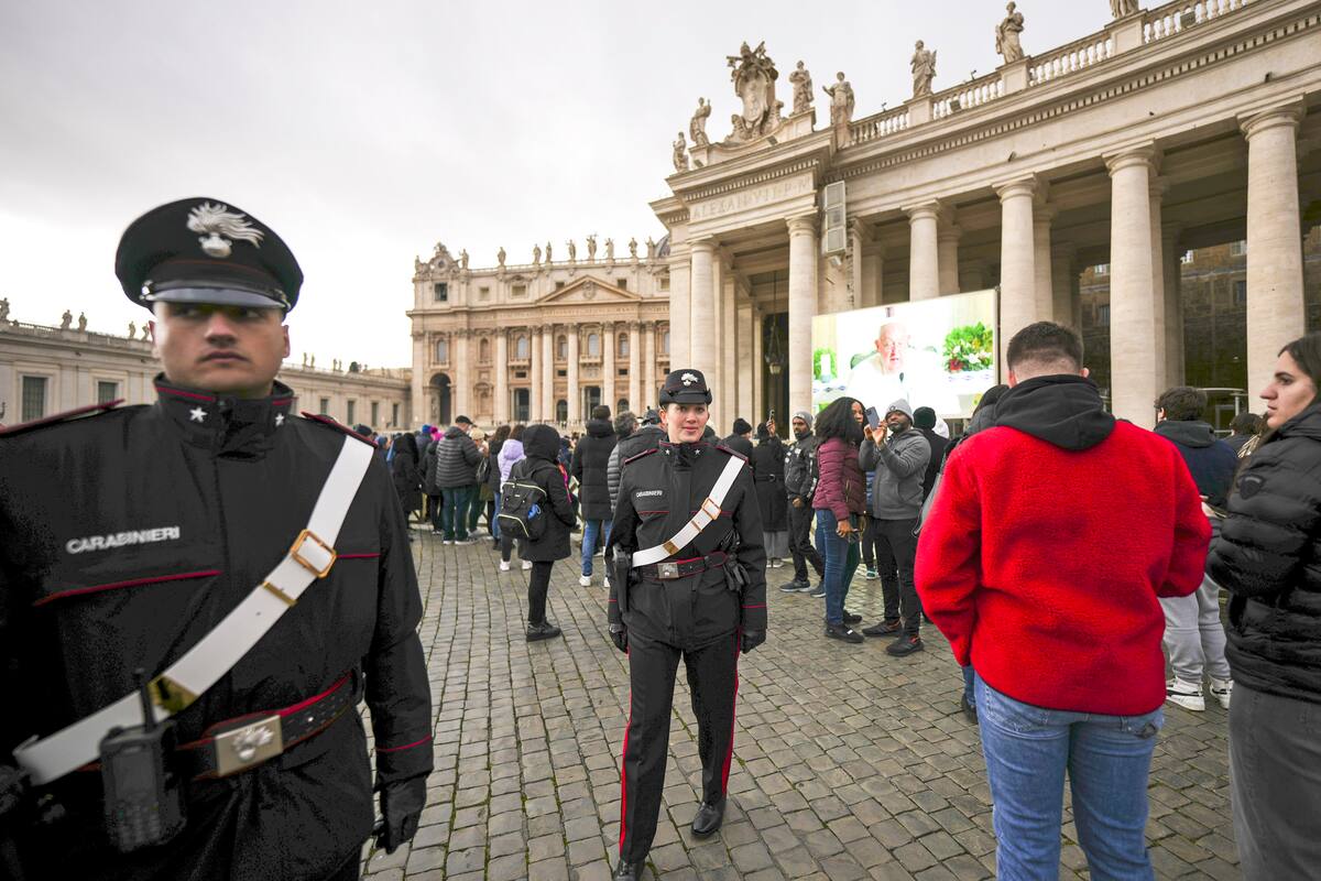 Carabineros patrullan la Plaza San Pedro, en el Vaticano, en vísperas de Navidad