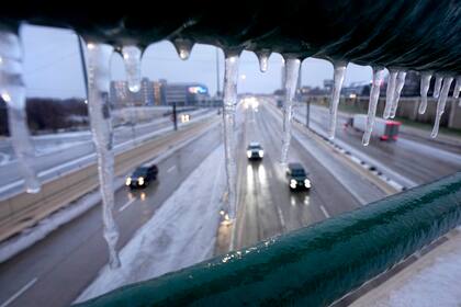 Carámbanos de hielo se forman en un pasamanos sobre la carretera federal 75, el miércoles 1 de febrero de 2023, en Dallas. (AP Foto/Tony Gutierrez)