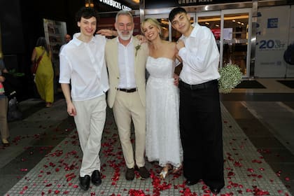 Caramelito y Damián Giorgiutti junto a sus hijos, Lorenzo y Benito. La pareja se casó en noviembre de 2024 después de atravesar una separación de un año