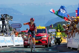 Carapaz vuelve a poner los Alpes a sus pies