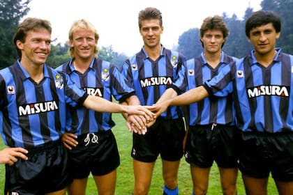 Caras nuevas en Inter para la temporada 1988/989: Lothar Matthäus, Andreas Brehme, Nicola Berti, Alessandro Bianchi y... Ramón Díaz; con 12 goles del riojano, ganaron el scudetto.