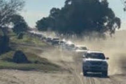 Caravana ayer rumbo a la reunión en la ruta 85 en Salliqueló