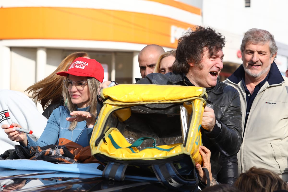 Caravana de La Libertad Avanza con Milei, el Dipi y Piparo por el centro de Ramos Mejía.
