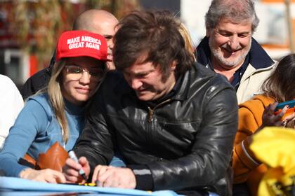 Caravana de La Libertad Avanza con Milei, el Dipi y Piparo por el centro de Ramos Mejía.