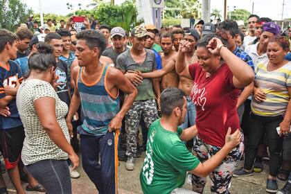 Migrantes hondureños bailan en las calles de Mapastepec, Chiapas
