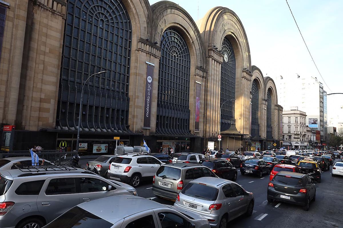 Caravana en Abasto: los shoppings piden reabrir tras seis meses sin actividad