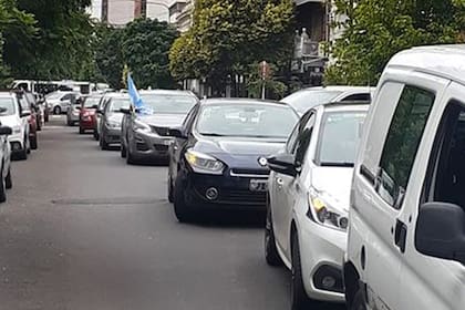 Caravana en La Plata por los gremialistas despidos del IOMA